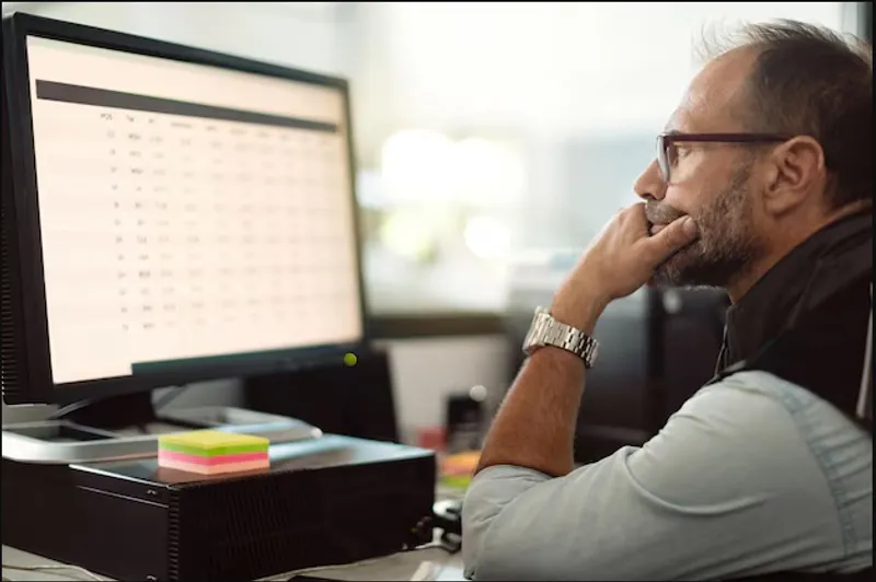 Profissional analisando dados fiscais no computador