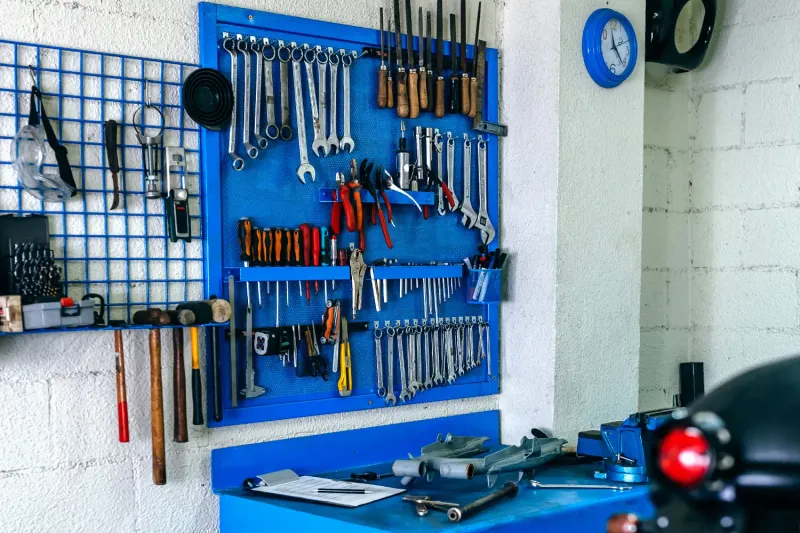 Ferramentas organizadas em painel de oficina mecânica